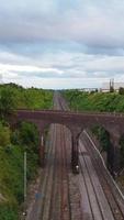 Luftaufnahmen von Bahngleisen, die durch die Stadt Luton in England führen. Der Videoclip im Hoch- und Hochformat wurde mit der Drohnenkamera aufgenommen video