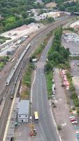 Luftaufnahmen von Bahngleisen, die durch die Stadt Luton in England führen. Der Videoclip im Hoch- und Hochformat wurde mit der Drohnenkamera aufgenommen video