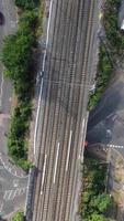 aereo metraggio di treno brani passaggio attraverso luton cittadina di Inghilterra. verticale e ritratto stile video clip era catturato con di droni telecamera