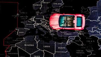 minahasa, indonesia diciembre de 2022, coche de juguete rosa sobre el mapa foto