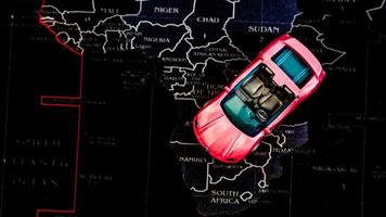 minahasa, indonesia diciembre de 2022, coche de juguete rosa sobre el mapa foto