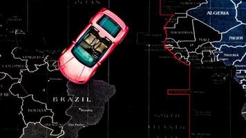 minahasa, indonesia diciembre de 2022, coche de juguete rosa sobre el mapa foto