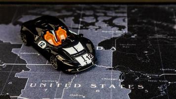 minahasa, indonesia diciembre de 2022, el coche de juguete es negro sobre el mapa foto