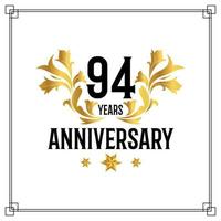 Logo del 94 aniversario, lujosa celebración de diseño vectorial de color dorado y negro. vector