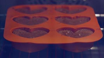 assando deliciosos petit gateaux de chocolate em um forno - lapso de tempo video