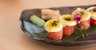 assiette de rouleaux de saumon frais garnis de jaunes d'œufs - gros plan, lent travelling