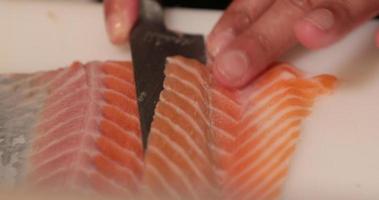 corte de carne de salmón fresco en rodajas finas para plato de sushi. - fotografía de cerca video