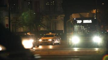 vehículos que pasan por la rotonda marques de pombal en lisboa, portugal en la noche con edificio comercial en el fondo - lapso de tiempo video