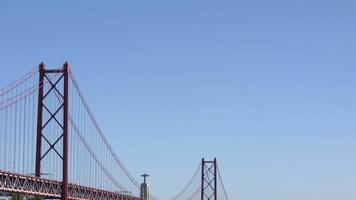 Ein wunderschöner, friedlicher Tag an der erstaunlichen de Abril-Brücke in Portugal - nach unten geneigter Schuss video
