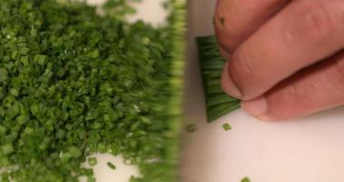 mani chopping fresco erba cipollina nel lento movimento - Sushi ingredienti - vicino su video