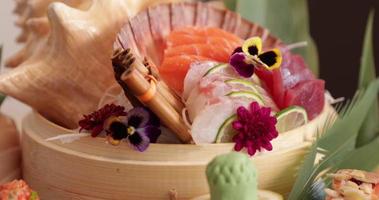 Panier de sashimi magnifiquement agencé disposé dans une table -panoramique gros plan video