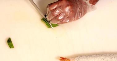 chef cortando aguacate fresco en rodajas finas para sushi roll - top shot video