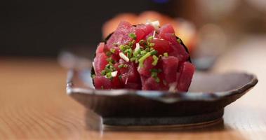 colocando um pedaço de rolo de sushi de atum em um prato para servir - fechar video