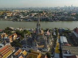 una vista aérea de la pagoda destaca en el templo wat arun con el río chao phraya, la atracción turística más famosa de bangkok, tailandia foto