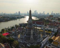 una vista aérea de la pagoda destaca en el templo wat arun con el río chao phraya, la atracción turística más famosa de bangkok, tailandia foto