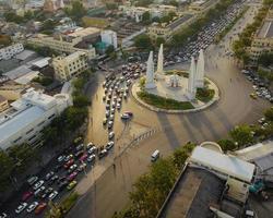 una vista aérea del monumento a la democracia en la avenida ratchadamnoen, la atracción turística más famosa de bangkok, tailandia foto