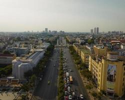 una vista aérea del monumento a la democracia en la avenida ratchadamnoen, la atracción turística más famosa de bangkok, tailandia foto