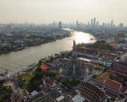 una vista aérea de la pagoda destaca en el templo wat arun con el río chao phraya, la atracción turística más famosa de bangkok, tailandia foto