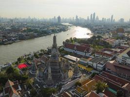 una vista aérea de la pagoda destaca en el templo wat arun con el río chao phraya, la atracción turística más famosa de bangkok, tailandia foto