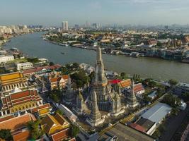 una vista aérea de la pagoda destaca en el templo wat arun con el río chao phraya, la atracción turística más famosa de bangkok, tailandia foto