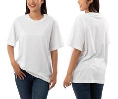 mujer joven en maqueta de camiseta blanca de gran tamaño aislada en fondo blanco con trazado de recorte foto