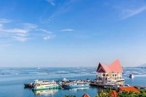 los turistas viajan en barco a la isla de koh sichang foto