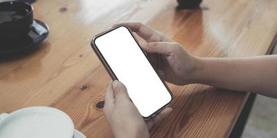 primer plano de una mujer usando un teléfono celular, enviando masajes en la cafetería.tomar el sol.teléfono con pantalla negra,mensajes de texto,videollamadas, foto