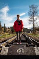 turista con cámara en fotografía escénica de carretera ferroviaria foto