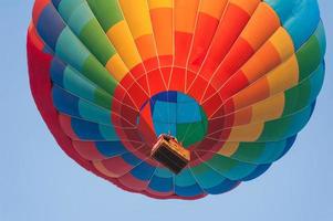 encima de los globos, inflar y flotar en el aire foto