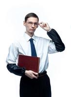 un hombre de negocios con corbata y gafas con una revista en las manos sobre un fondo blanco y aislado