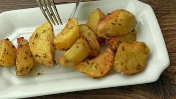 Potato wedges, oven roasted, with thyme video