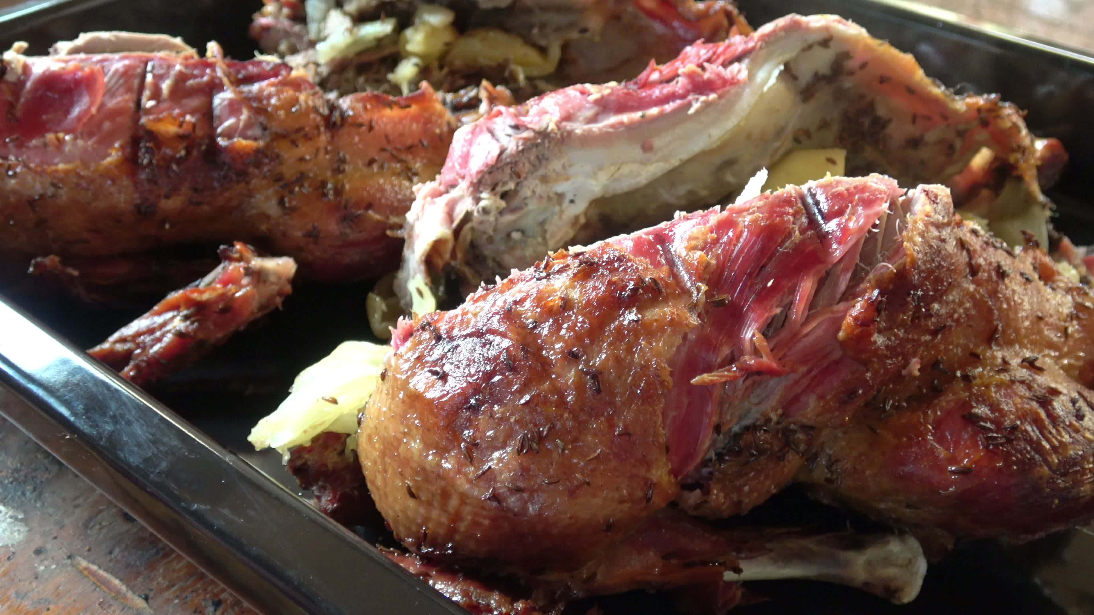 Crispy roasted duck in in roasting pan ready for serving 17093487 Stock