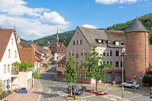 imagen de la puerta de la ciudad de miltenberg ubicada fuera del puente principal del río durante el día foto