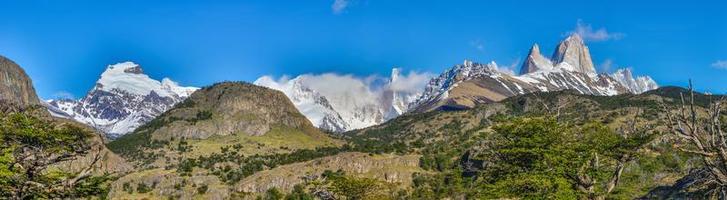 foto panorámica de las cumbres fiz roy y cerro toore en patagonia