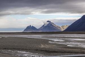 vista sobre la playa de la reserva natural de hvalnes en el este de islandia foto
