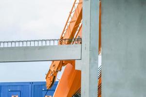 elementos prefabricados de hormigón en un sitio de construcción durante el proceso de instalación foto