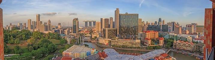 vista panorámica a vista de pájaro del horizonte de singapur y del distrito de entretenimiento de clarke quay foto