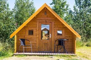 pequeña casa de vacaciones de madera en verano en islandia foto