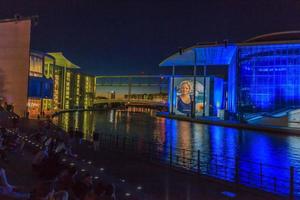 vista panorámica sobre el río spree en berlín hasta el edificio paul-loebe iluminado y el reichstag durante el crepúsculo vespertino en verano foto