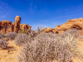 imagen panorámica de las maravillas naturales y geológicas del parque nacional arches en utah en invierno foto