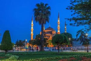 mezquita sultanahmet en estambul al atardecer en verano foto