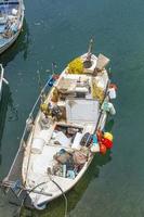 vista superior a un barco de pesca con mucho equipo durante el día foto