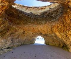 cuevas naturales en los impresionantes acantilados de la costa del algarve en portugal en verano foto