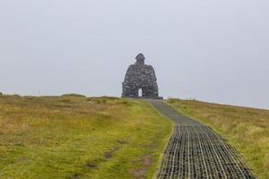 estatua de snaefells en islandia cerca de arnarstapi en verano foto