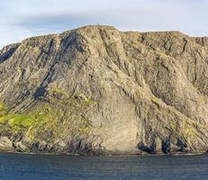 vista a los acantilados del cabo norte desde la vista del mar en verano foto