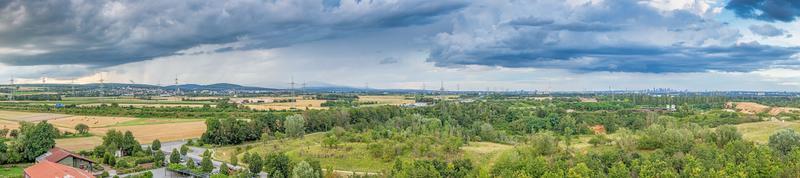 vista panorámica del horizonte de frankfurt y taunus-mitterlgebirge con grand feldberg tomada desde el suroeste durante una tormenta foto