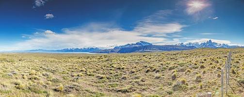 imagen panorámica sobre la estepa argentina con vista a la cordillera patagónica con cerro torre y monte fitz roy foto