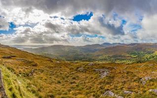 paisaje típico irlandés con prados verdes y montañas ásperas durante el día foto