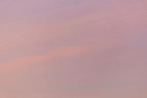 imagen del colorido cielo nocturno con nubes claras foto