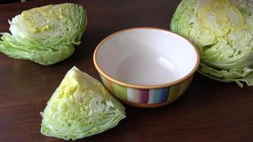 folhas de salada fresca de alface iceberg. os padrões geométricos das folhas dentro do coração de uma salada de alface lactuca sativa cortada e fatiada video